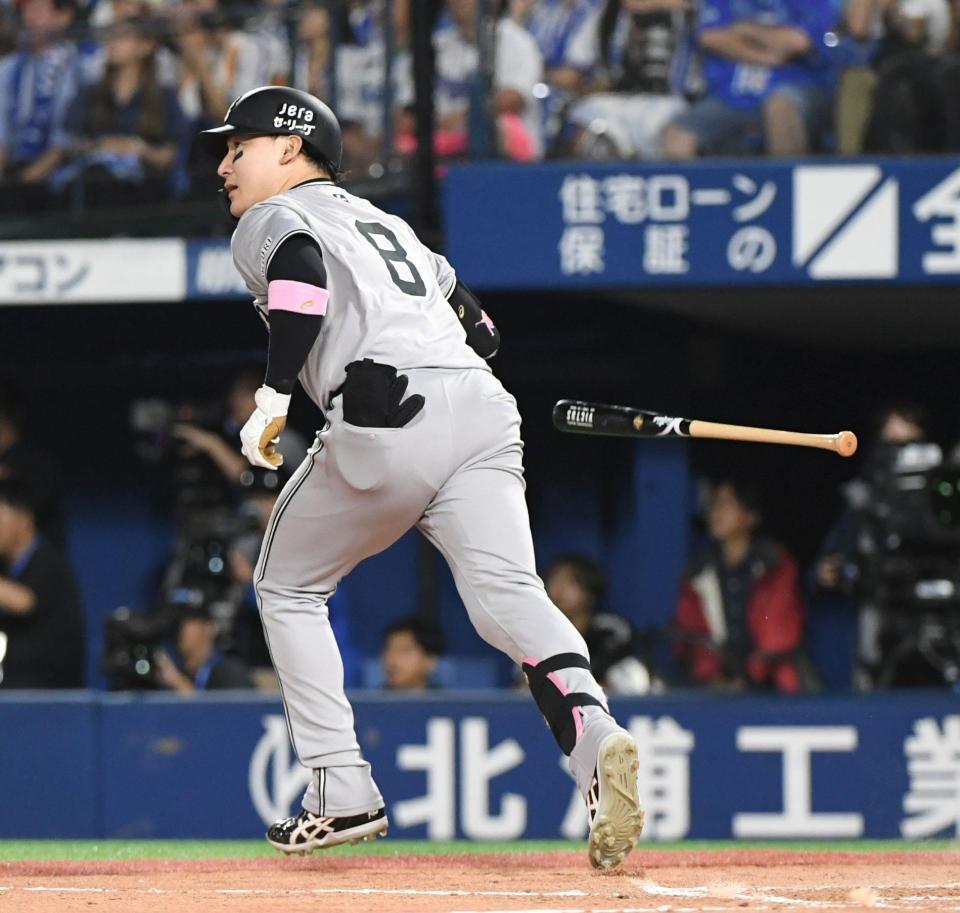 　８回、丸は左中間に同点適時二塁打を放つ（撮影・佐藤厚）