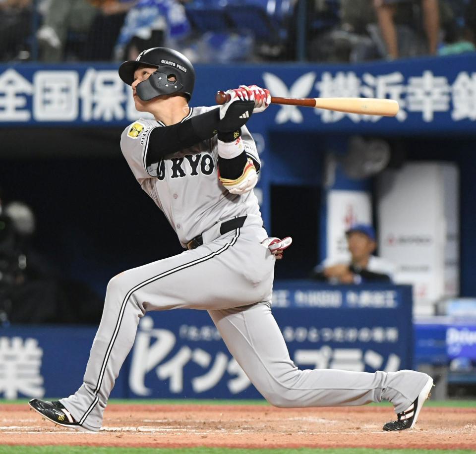 　１１回、坂本は左越えに勝ち越しの２号ソロを放つ（撮影・佐藤厚）