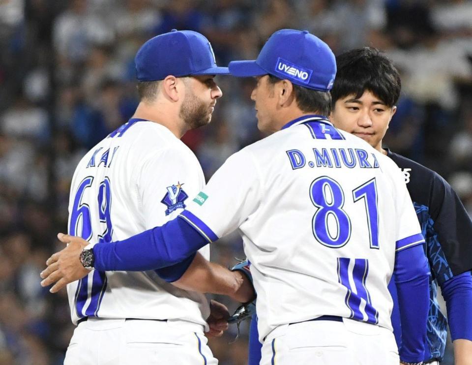 　８回、好投のケイ（左）に交代を告げる三浦監督（撮影・佐藤厚）