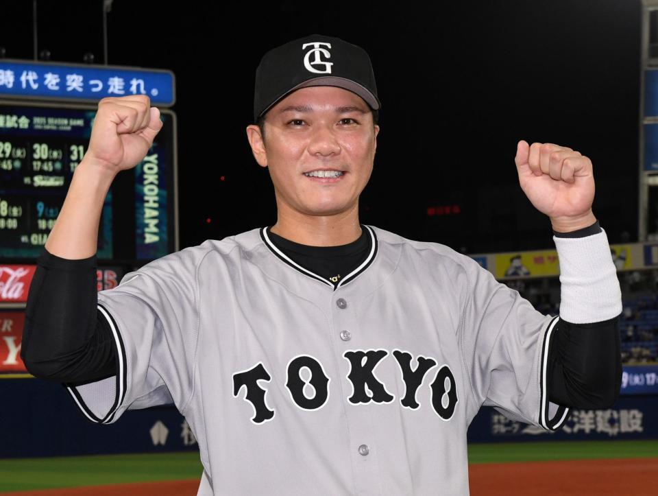　決勝ホームランを放ち満面の笑みを浮かべる坂本（撮影・佐藤厚）