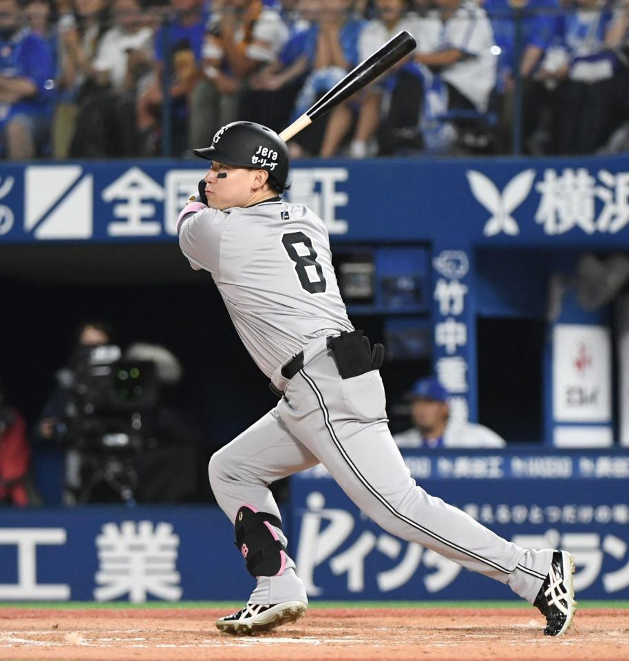 　８回、丸は左中間に同点適時二塁打を放つ（撮影・佐藤厚）