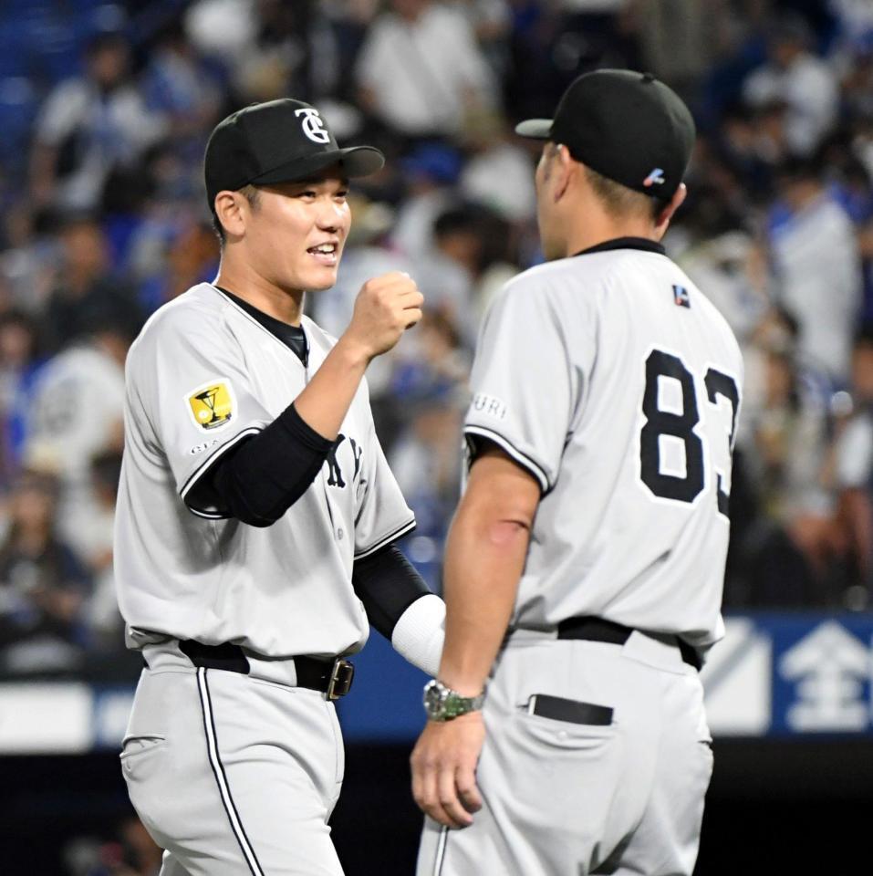 　激闘を終え阿部監督（右）に迎えられる坂本（撮影・佐藤厚）