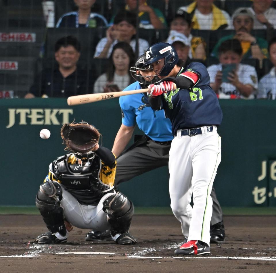 　２回、中前打を放つ伊藤（撮影・飯室逸平）