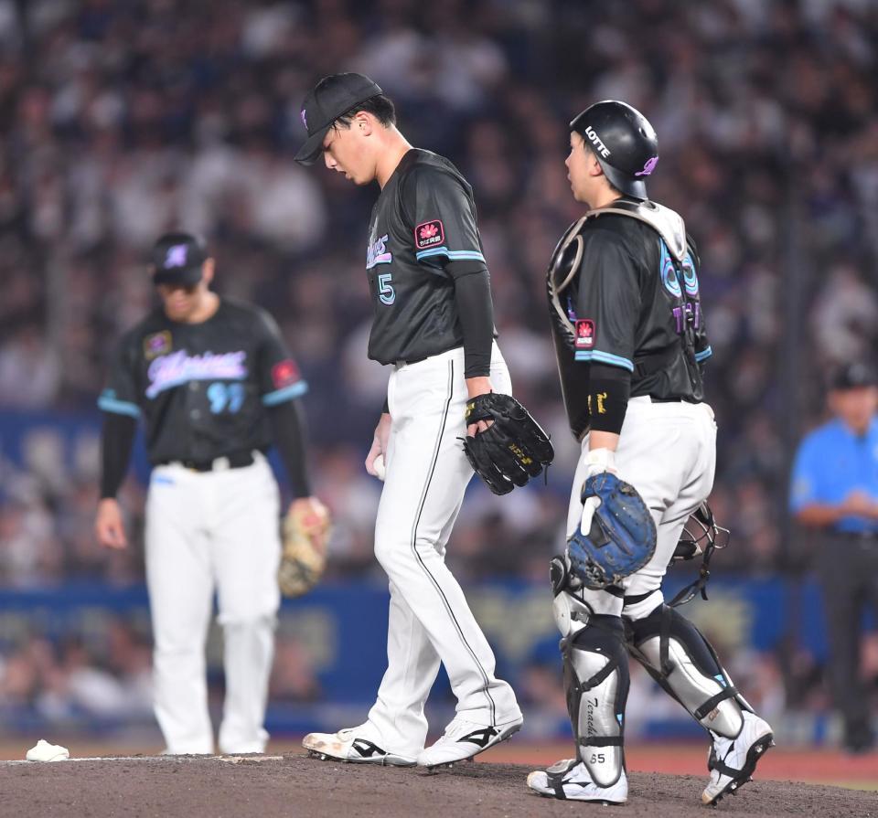 　５回、セデーニョに四球を与え満塁のピンチを迎えた田中晴（中央）＝撮影・開出牧