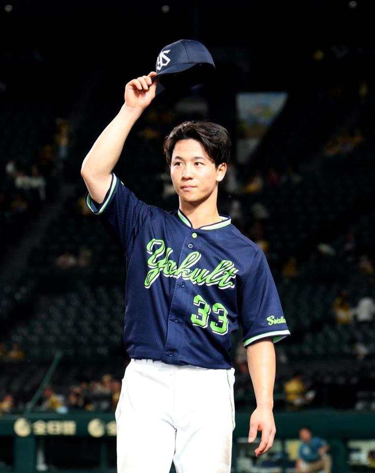 　お立ち台でファンの声援に応える内山（撮影・北村雅宏）