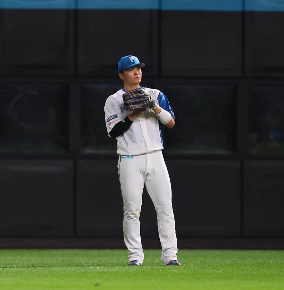 　８回からセンターの守備につく郡司（撮影・中島達哉）