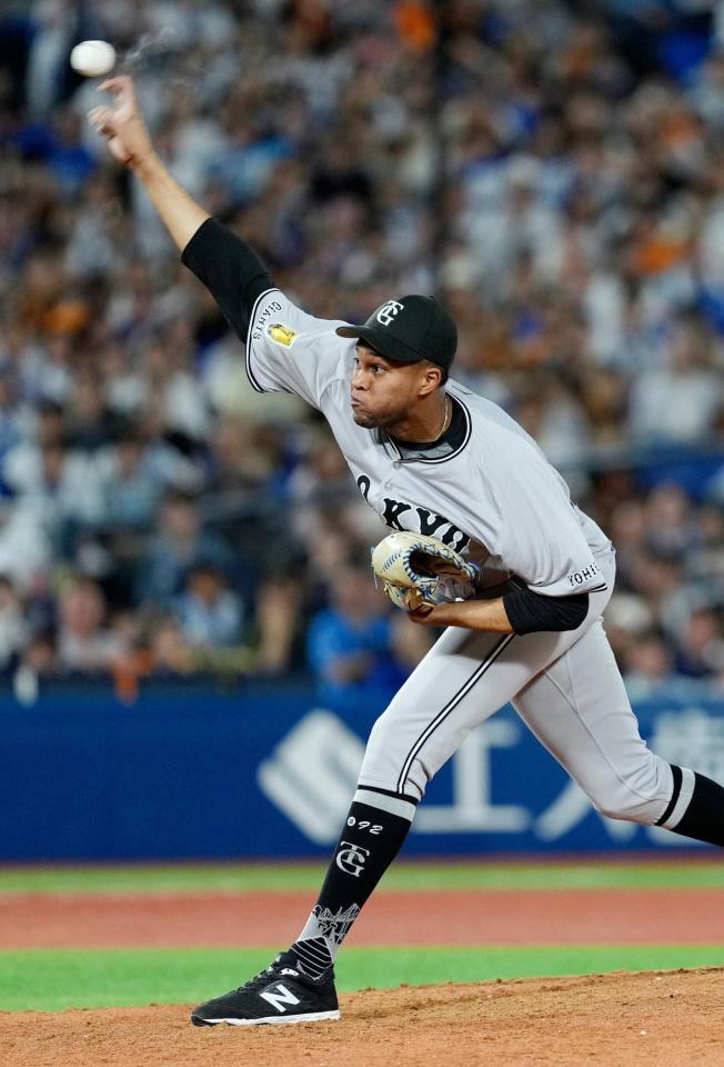 　１１回に登板し、２７セーブ目を挙げたマルティネス