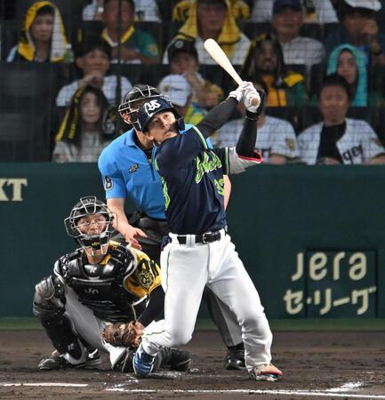 　２回、満塁弾を放つ内山（撮影・飯室逸平）