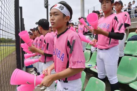 　桜色のＴシャツの左袖に喪章をつけてスタンドで応援する佐倉の野球部員（撮影・開出牧）