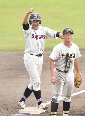 　８回、中越え２点適時三塁打を放ちガッツポーズを決める佐倉・斎藤慶明（撮影・開出牧）