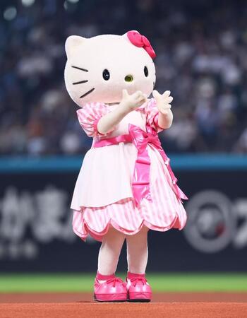 　ファーストピッチセレモニーに登場したキティちゃん（撮影・中島達哉）