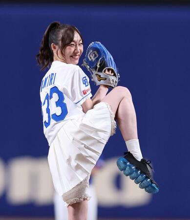 　始球式に登場した須田亜香里（撮影・市尻達拡）
