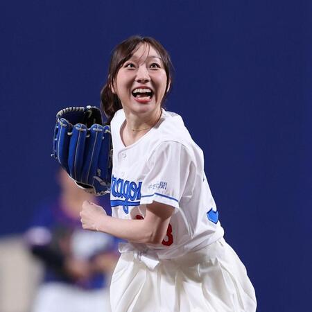 　始球式に登場した須田亜香里（撮影・市尻達拡）