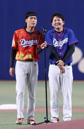 　セレモニアルピッチの前に漫才を披露するバッテリィズ（撮影・市尻達拡）