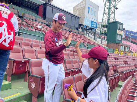 　招待した子どもたちと交流した則本（楽天野球団提供）