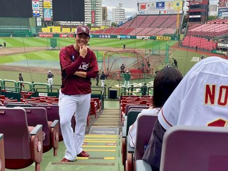 　招待した子どもたちと交流した則本（楽天野球団提供）