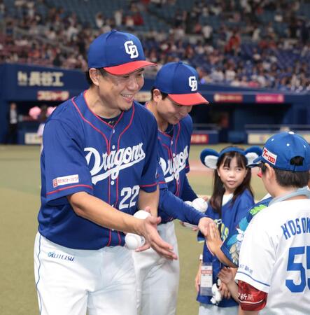 　お立ち台後、ファンとタッチを交わす大野と石伊（撮影・市尻達拡）