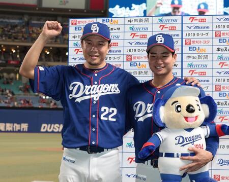 　お立ち台でポーズを決める大野と石伊（撮影・市尻達拡）