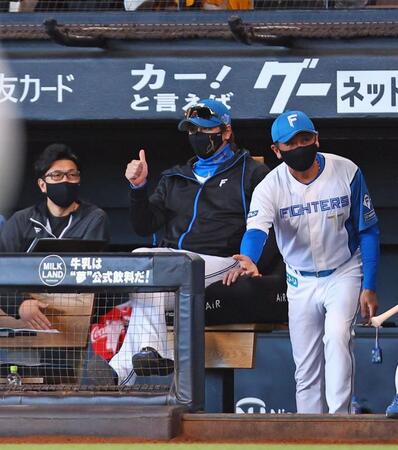 　２回、２点適時二塁打を放った清宮幸にサムズアップをする新庄監督（中央）＝撮影・中島達哉