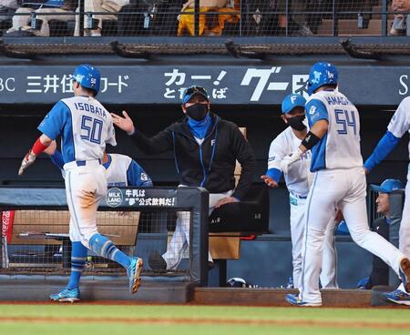 　６回、清宮幸の適時打で生還した五十幡（５０）、山県（５４）を迎える新庄監督（中央）＝撮影・中島達哉
