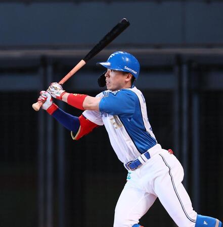 　１回、右前打を放つ五十幡（撮影・中島達哉）