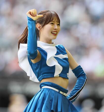 　わちゅごなダンスを踊るファイターズガールの塩澤美咲さん＝２０２４年７月