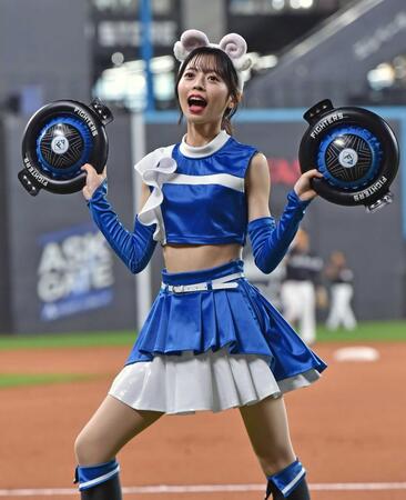 　ジンギスカンダンスを踊るファイターズガールの塩澤美咲さん＝２０２３年４月