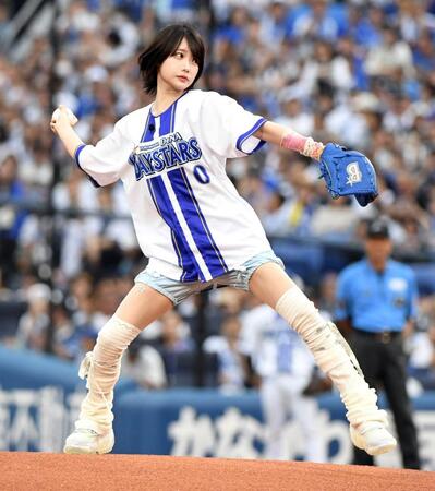 　華麗なフォームで投球するあのちゃん（撮影・佐藤厚）