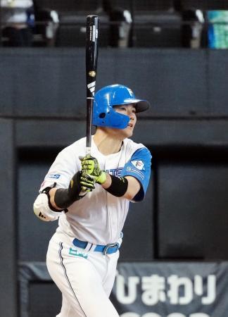 　２回日本ハム２死二、三塁、清宮幸が右越えに２点二塁打を放つ＝エスコンフィールド