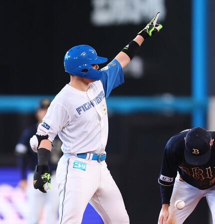 　２回、２点適時二塁打を放ち、ベンチに向かってポーズをとる清宮幸（撮影・中島達哉）