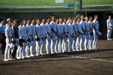 　校歌を歌う大冠ナイン