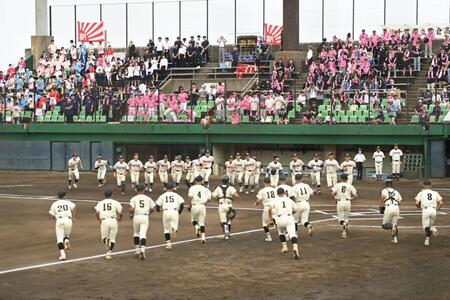 　試合前の整列に駆け出す佐倉ナイン（後方）。手前は千葉工ナイン（撮影・開出牧）