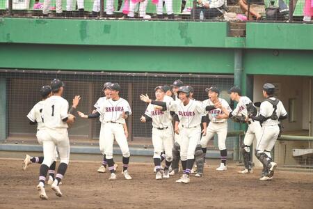 　１回、４番のクレメンテカールジャスティンを二ゴロに打ち取った先発・中薗柊之介（左手前）を大喜びで迎える佐倉ナイン（撮影・開出牧）