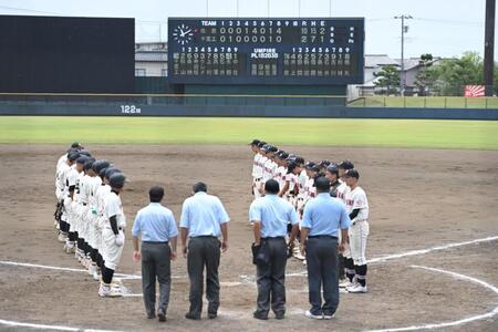 　８回コールド勝利で初戦突破した佐倉ナイン（右）。左は千葉工ナイン（撮影・開出牧）