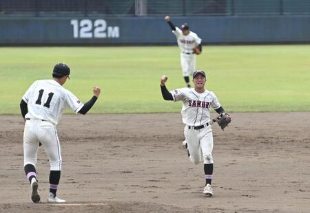 　初戦を突破しガッツポーズを決める佐倉ナイン（撮影・開出牧）