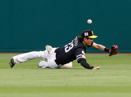 　７回、辰己の飛球にソフトバンクの周東が飛び込むが及ばず、適時二塁打となる