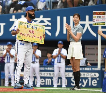 　ジャクソン（左）を表彰する稲村亜美（右）＝撮影・佐藤厚