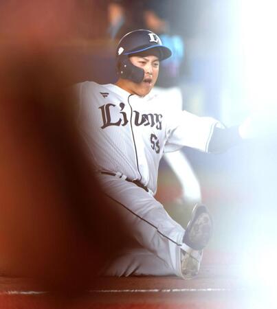 　８回、中越えに走者一掃の三塁打を放ち。三塁へ滑り込む仲三河（撮影・西岡正）