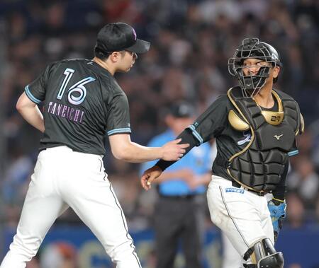 　７回、ピンチで寺地（右）と話す種市（撮影・西岡正）