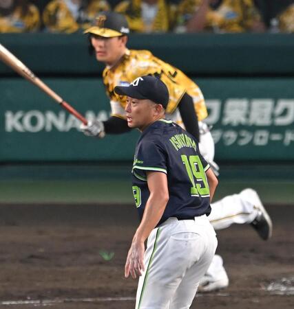 　４回、小幡に勝ち越し打を許す石川（撮影・飯室逸平）