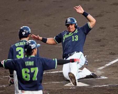 　４回、太田の適時打で生還するオスナ（撮影・立川洋一郎）