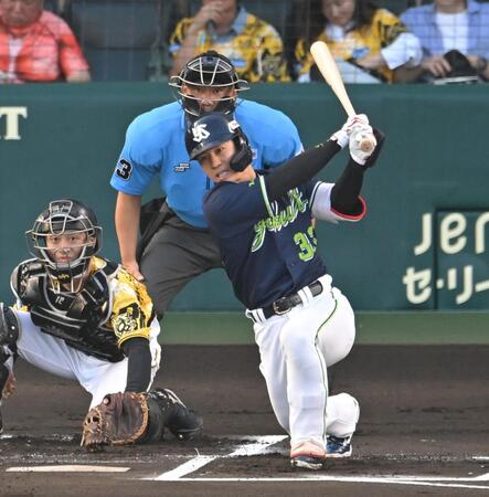 　１回、中前打を放つ内山（撮影・飯室逸平）