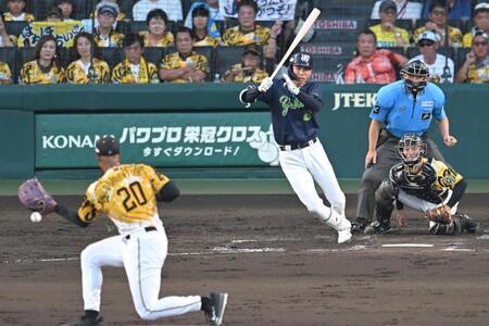 　４回、先制打を放つ太田（撮影・飯室逸平）