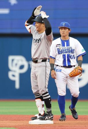 　１回、先制中越え二塁打を放ち笑顔を見せる佐々木。右は林