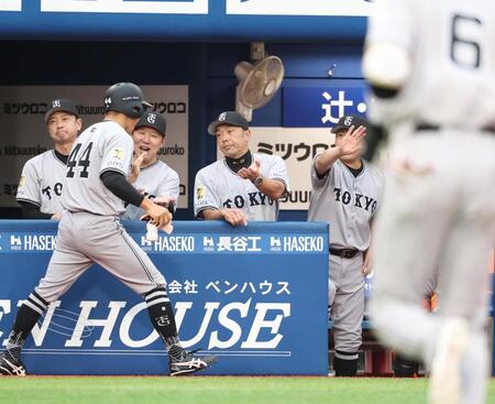 　１回、坂本（右手前）の二ゴロの間に生還した三走佐々木（４４）を迎える阿部監督