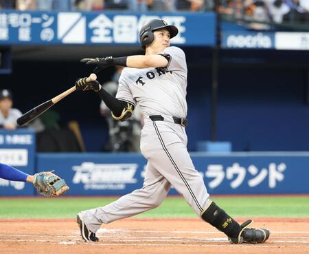 　１回、泉口が右前に適時打を放つ