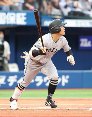 　１回、佐々木が先制中越え二塁打を放つ