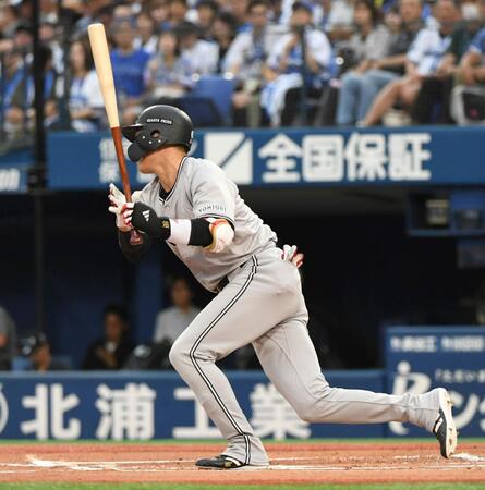 　１回、坂本は二塁ゴロで三走を生還させる（撮影・佐藤厚）