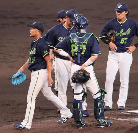 　４回、勝ち越しを許して降板する石川（左端）＝撮影・立川洋一郎