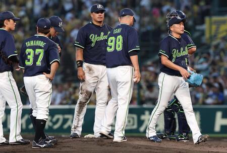 　４回途中、交代を告げられマウンドを後にする石川（右端）＝撮影・北村雅宏